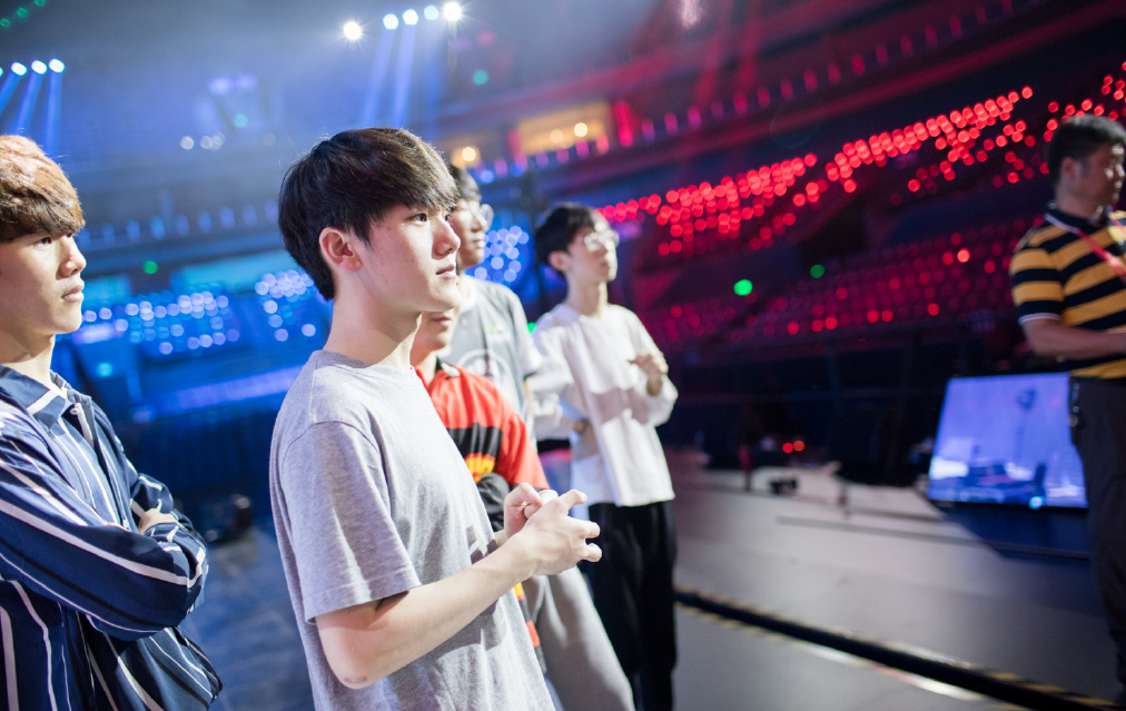 九游手游平台JackeyLove在FPX比赛中夺冠,重返赛场引发热议!(jackeylove ig)